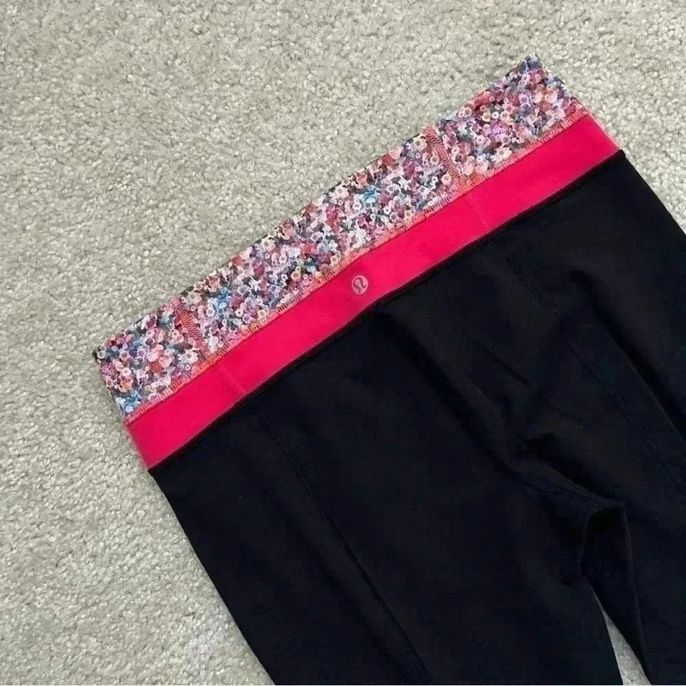 Lululemon Leggings Black & Flowers Women’s Size 8 Gym Active Yoga